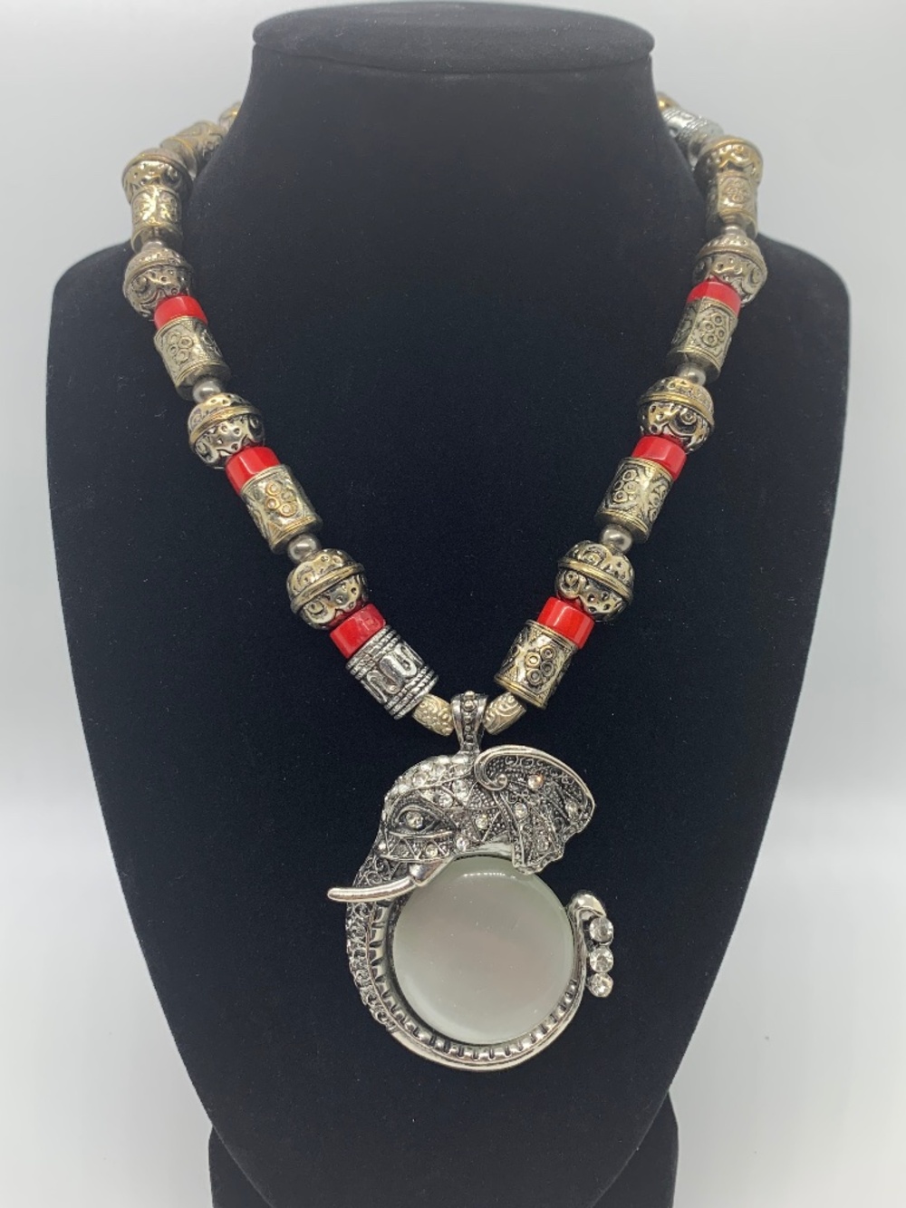Stainless steel chain with elegant pendant white Acrylic center